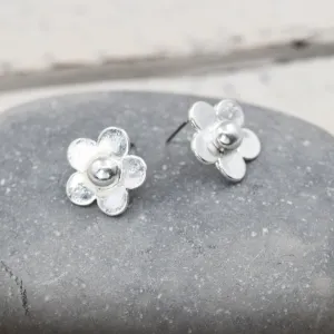 Daisy stud earrings with pearl center
