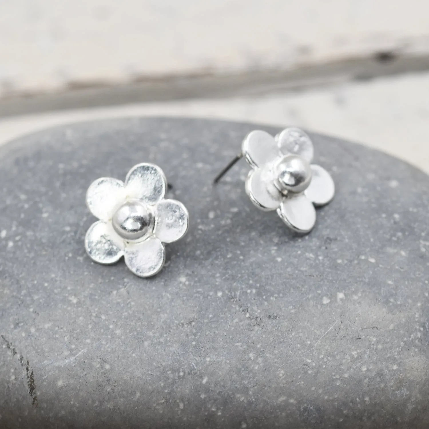 Daisy stud earrings with pearl center